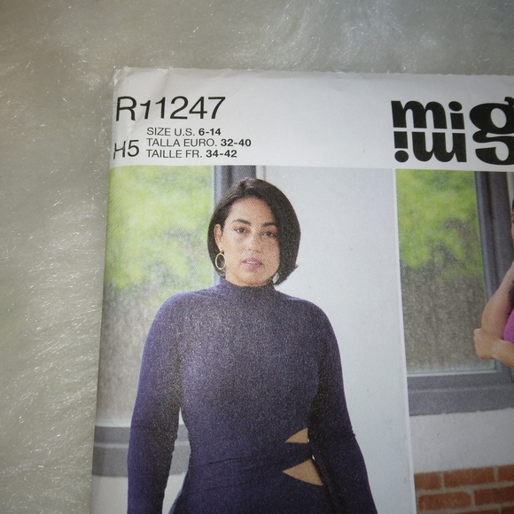 SIMPLICITY R11247 Misses knit dress with sleeve & length variations Size 6-14 - Picture 2 of 4